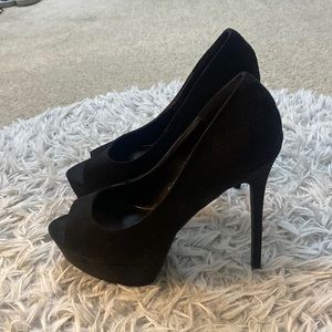 Black pumps/heels